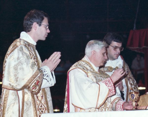 Ratzinger celebrando